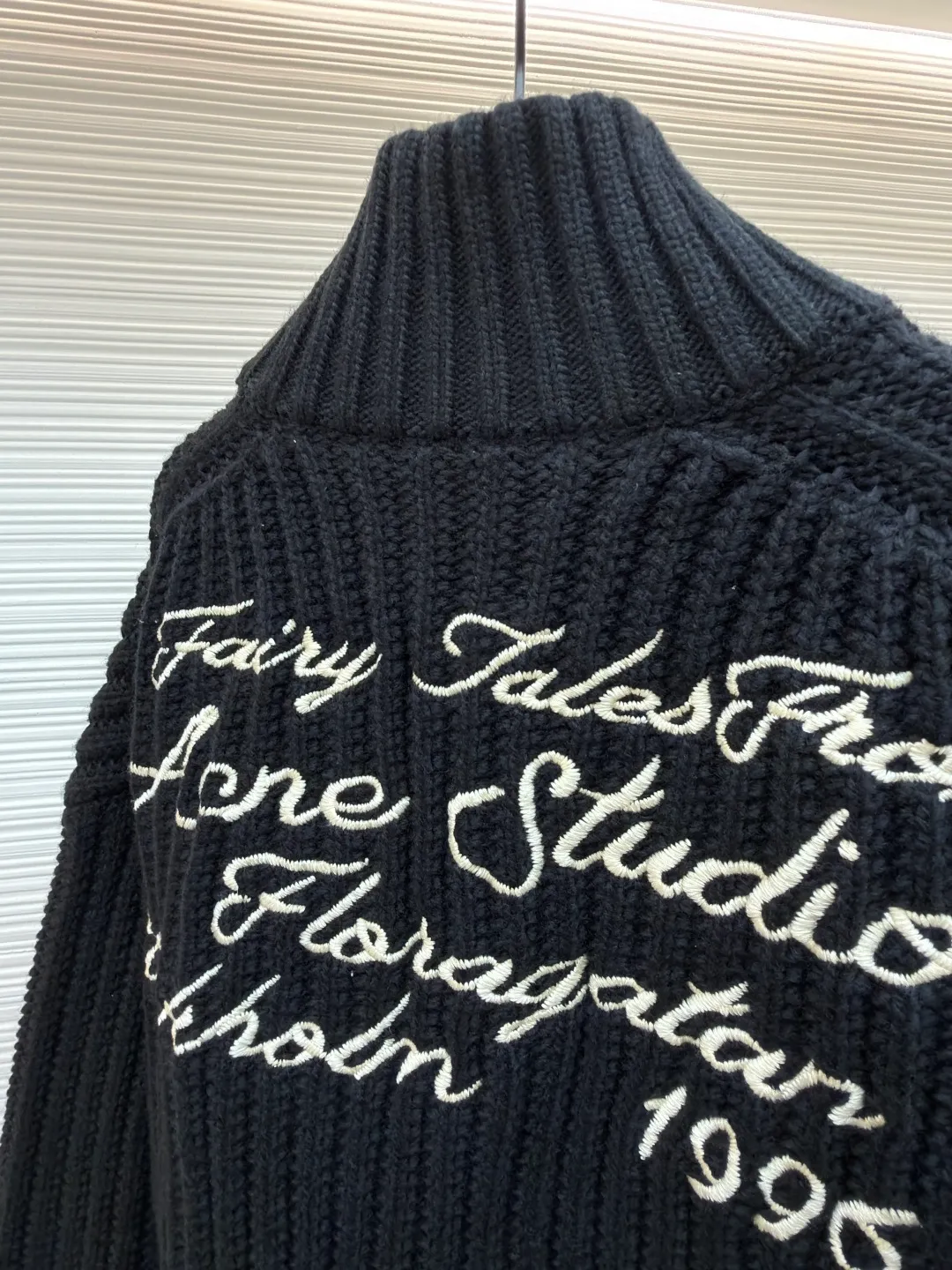 Acne Studios embroidered zipper sweater jacket ●Original version: purchased and developed for 8500 ●Item number: 1682074-B95 ●Fabric: wool blended fabric ●Technology: embroidery production ●Color: black ●Version: fitted version ●Weight: about 1795 grams ●Size: S-M-L-XL ●Description: Custom-woven mellow black woolen texture material, full texture, thick and solid Every inch of fiber contains heavy warmth. The main color is rich black, exuding an irresistible charm. The longitudinal knitted lines on the front panel are more profound and three-dimensional. The exquisite zipper design is cleverly integrated into the knitted jacket, making the jacket instantly revitalized. The white embroidered logo on the back panel jumps out on the black in an elegant manner, carrying the brand's story and history. The heavy texture texture shows its luxurious charm everywhere. It shows a unique fashion attitude in minimalism and uses imported machine embroidery technology. It uses advanced computer control systems and precision mechanical components to realize Acne's seasonal embroidery logo operations with high precision. The lines are smooth and delicate. The garments are washed with softening and deodorizing technology. Professional washing equipment and specific detergents are used to deeply clean and deodorize the clothes to improve the feel and appearance of the clothes. The overall wiring is straight and delicate, the fabric is comfortable and soft, and the color is consistent without color difference. It can be matched with the same style to create a fashionable look and control various occasions. Customized accessories, complete with three standards, same style for men and women!